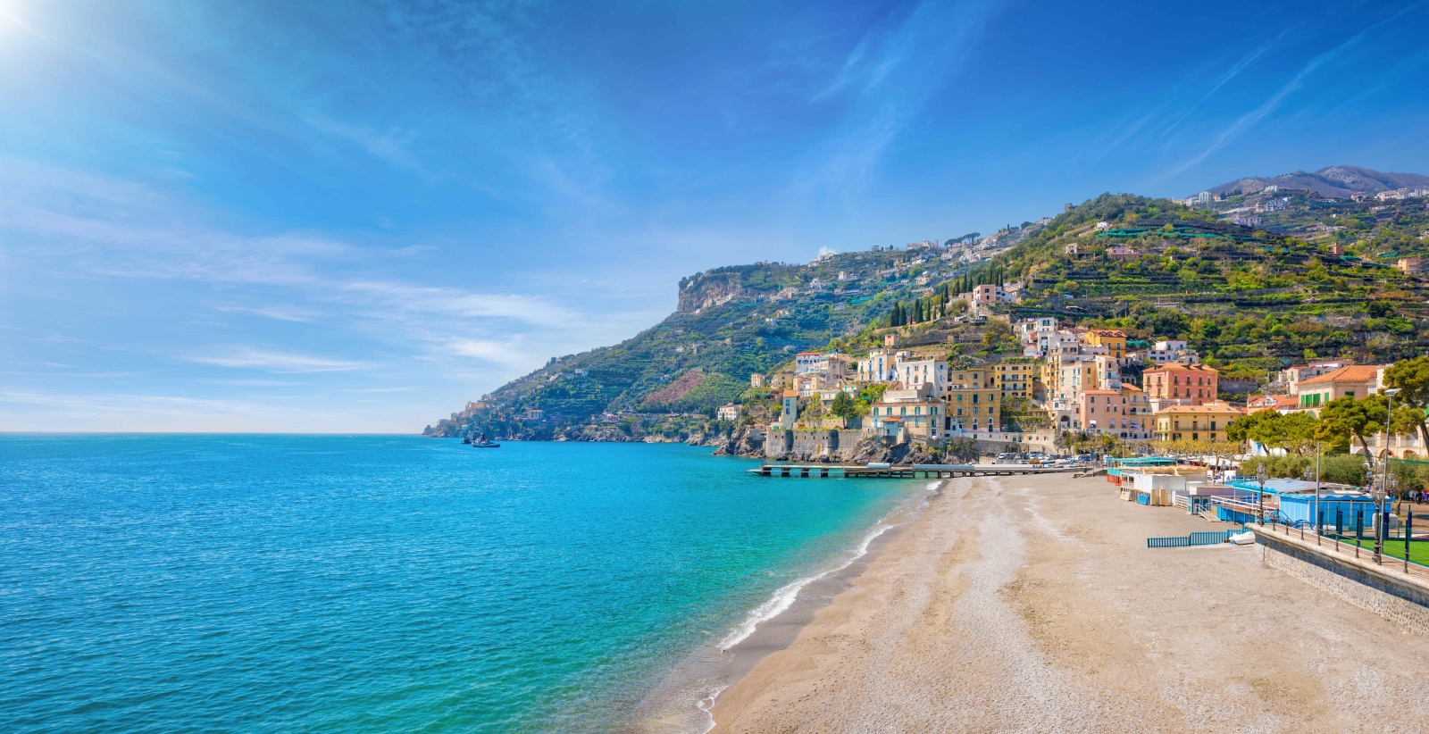 Vista panoramica della spiaggia di Minori sulla Costiera Amalfitana