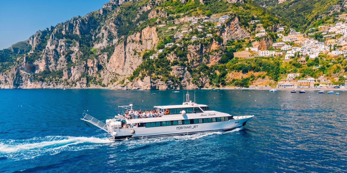 A Positano Jet hydrofoil under way