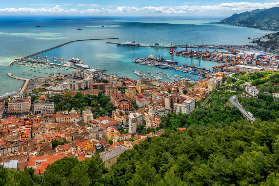 Veduta aerea di Salerno con il porto turistico e la costa lungo il Golfo di Salerno
