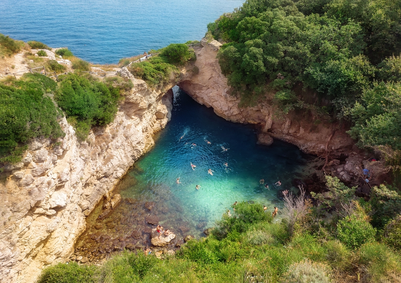 Kayak tour lungo la Costa di Sorrento con vista su Marina Grande e Golfo di Napoli